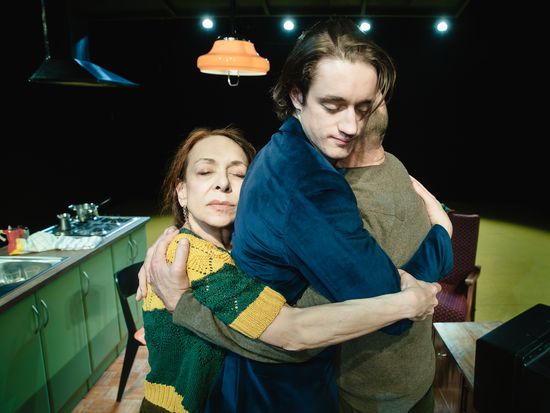 Sin, mati in oče sedijo za mizo in dolgo molčijo